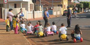 Atividades lúdicas levam orientação sobre trânsito  a escolas de Pitangueiras e Ibitiúva
