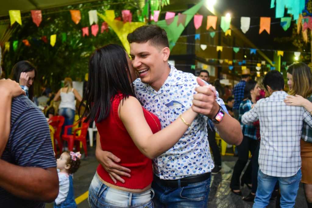 Casal Dançando no Arraiá Voluntários do Sertão