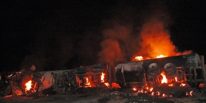 Caminhão de combustível pega fogo interdita estrada