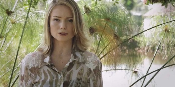 Bianca Toledo divulga foto de Felipe Heiderich com maquiagem e bíblia satânica