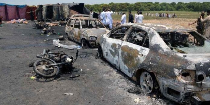 Explosão de caminhão-tanque no Paquistão mata pelo menos 120 pessoas
