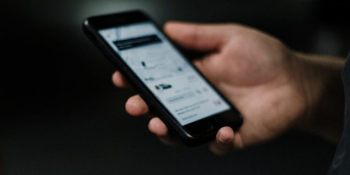 Uber disponibiliza ferramente para gravação de áudio em Ribeirão Preto Foto de um celular com o Uber aberto.