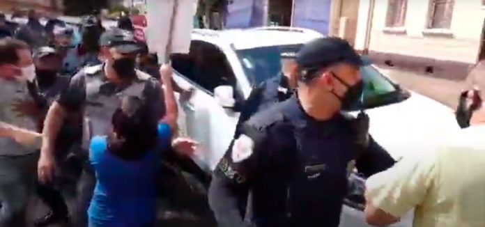 Manifestantes hostilizam o prefeito de Ribeirão Preto