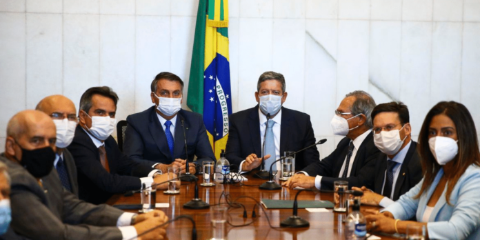 Bolsa Família, para criar um novo programa, chamado de Auxílio Brasil - bolsonaro - lira - guedes