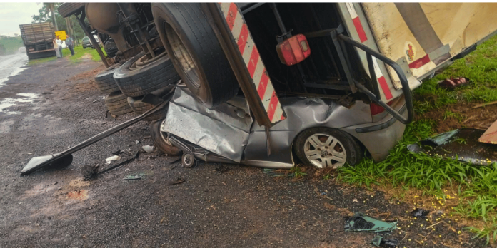 caminhao tomba e mata quatro